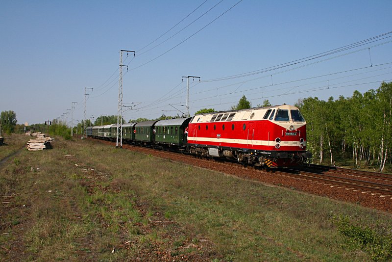 Mit einem Sonderzug kommt 119 158-4 ( U-Boot ). An den Tf geht ein besonderer Gruß! (229 158-3, gesehen Berlin Wuhlheide 25.04.2009 - 2001 Umrüstung auf Einheitsführerstand, zwei Caterpillar-Motoren)