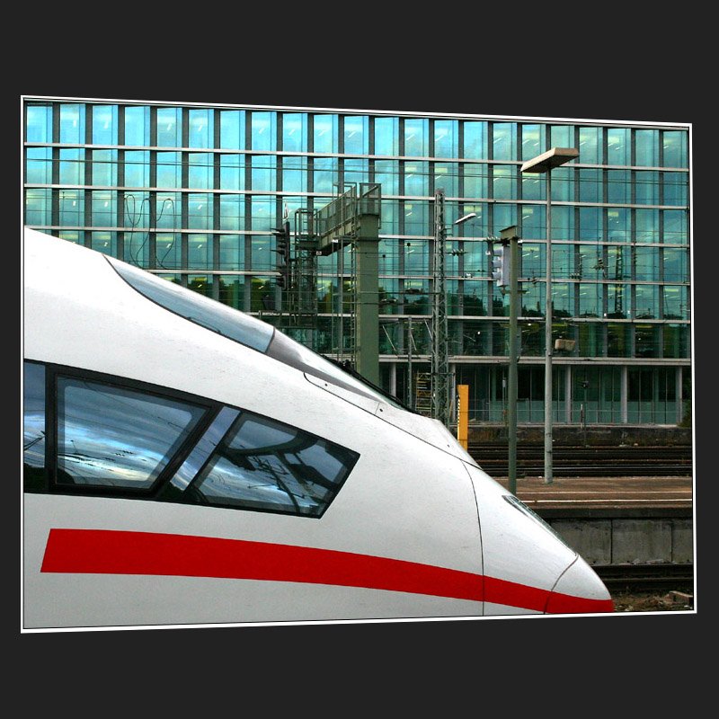 Modernes Bahndesign trifft auf moderne Architektur. So gesehen im Stuttgarter Hauptbahnhof.