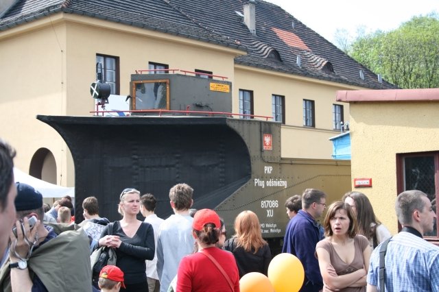 PKP 817066 XU ist ein Schneepflug, den ich zufllig in den Menschenmassen entdeckte (Wolsztyn, 03.05.2008).