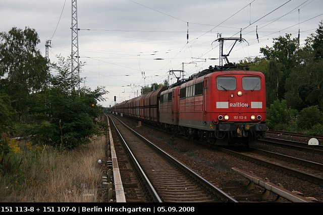 Railion 151 113-8 und 151 107-0 mit Sch�ttgut (Berlin, Hirschgarten, 05.09.2008)