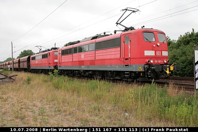 Railion 151 167-4 und 151 113-8 mit Sch�ttgutwagen (Berlin Wartenberg, 10.07.2008)