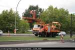 Hier wird mit einem Zweiwegefahrzeug der BVG die Oberleitung f�r die Tram eingezogen (Berlin Tiergarten, 23.08.2008)