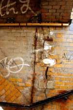 Angesichts offener Kabel und Risse in den W�nden, hier eine Zugangstreppe, wird es wirklich Zeit.