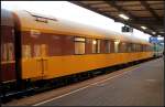 Dieser ockerfarbene Wagen mit braunem Band 61 50 70-80 210-8 WLABme [P] wurde 1979 beim VEB Waggonbau G�rlitz 1979 gebaut.