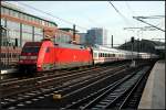 DB Fernverkehr 101 014-9 zieht den Ersatz-ICE 940/950 nach D�sseldorf bzw K�ln. Am Ende des zweiteiligen Zugs schiebt DB 101 097-4 (gesichtet Berlin Ostbahnhof 27.12.2009)