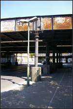 Teilansicht einer der Yorckbr�cken in Blechtr�gerbauweise. Die ersten Br�cken dieser Art an der Yorckstra�e wurden bereits um 1880 erbaut. Zur Sicherung wurden die St�tzen in Beton gegossen, um ein umknicken zu verhindern. Heute rosten die Br�cken nur noch vor sich hin, da DB Netz sie am liebsten abreissen m�chte, der Denkmalschutz sie als Baudenkmal erhalten will (Berlin Kreuzberg / Sch�neberg 04.06.2011)