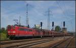 DB Schenker 151 106-2 und die Schwesterlok 151 113-8 mit einem Erzzug am 23.07.2012 zum Personalwechsel in Berlin Sch�nefeld Flughafen