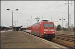 DB Fernverkehr 101 137 mit dem EC nach Hamburg-Altona ohne Halt als Umleiter am 03.04.2013 in Berlin Flughafen Sch�nefeld