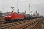 DB Schenker 185 166 mit einem Kesselwagen-Zug am 03.04.2013 in Berlin Sch�nefeld Flughafen
