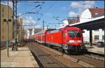 DB Regio 182 011 schiebt ihren Regionalexpress RE1 Magdeburg Hbf am 07.04.2013 aus den Bahnhof Berlin Friedrichstra�e