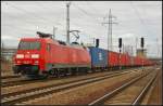 DB Schenker 152 072 mit einem Container-Zug am 14.04.2013 in Berlin Sch�nefeld Flughafen