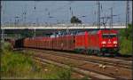 DB Schenker 185 218 bringt am 07.07.2013 einen Zug mit neuen Opel Astra am 07.07.2013 nach Berlin Sch�nefeld Flughafen. Dort �bergibt sie den Zug an die mitgeschleppte 185 224.