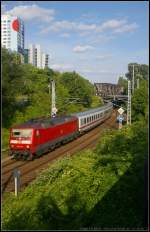 DB Fernverkehr 120 114 mit einem IC-Ersatzzug am 19.07.2013 H�he Berlin Storkower Stra�e
