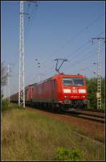 DB Schenker 185 052-8 mit Wagenlok 155 033 und einem G�terzug am 17.09.2014 in der Berliner Wuhlheide