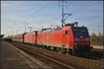 DB Schenker 185 146-8 und 185 009 fuhren mit Falns-Wagen durch den Bahnhof Berlin-Sch�nefeld, 02.11.2014