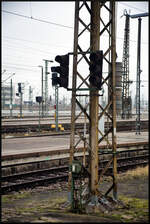 Zwischen zwei Bahnsteigen fand sich dieses alte Bremsprobensignal mit manueller Bedienung unten über Druckknöpfe (Leipzig HBf, 11.02.2024)