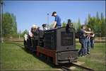 Beim Frühjahrsfest der Berliner Eisenbahnfreunde e.V. am 21.04.2018 war auch das 500mm Feldbahnprojekt e.V. Berlin mit einer Ns1 vertreten. Gegen einen kleinen Obolus konnte man auf der kurzen Strecke eine Pendelfahrt mit einer Feldbahn erleben, was rege genutzt wurde.