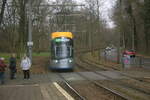 Am Abend des 22.03.2023 kommt LVB 1060, Typ Solaris Tramino, in die Haltestelle auf der SL 1 'Mockau, Post' eingefahren.