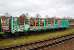 4-achsiger Drehgestell-Flachwagen f�r den Holztransport mit Rungen und hohen Stirnw�nden, 33 87 3526 532-8 F-ERSA der Gattung Roos, des franz�sischen Wagonvermieters ERMEWA SA, abgestellt am