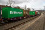 Vierachsiger Drehgestell-Containertragwagen 37 84 4576 284-2 NL-RRL, der Gattung Sggnss-xl (Sggnss 80’XL), der niederlndischen Vermietungsfirma RailRelease B.V. (Rotterdam), am 04.02.2023 im Zugverband bei der Zugdurchfahrt im Bahnhof Kirchen (Sieg). Hier beladen mit zwei 20ft-Container.

Der Wagen wurde Tatravagonka Poprad (Slowakei) gebaut, das Baujahr konnte ich nicht erkennen. Mit dem Containertragwagen der Bauart Sggnss 80´ ist es erstmals mglich Container mit einer Gesamtlnge von 80 Fu auf einem vierachsigen Drehgestellwagen zu transportieren. Der Wagen hat eine Lnge von 25.940 mm. 

Der LIGHT EIGHTY Sggnss-xl wurde von TATRAVAGNKA schon 2010 auf Veranlassung von METRANS entwickelt. Nicht nur dank seinem geringen Gewicht von 22,4 t, sondern auch wegen den einzigartigen Lademglichkeiten (5 ContainerBauarten und Wechselaufbauten in 30 verschiedenen Containerkombinationen) hat sich dieser Wagen schnell auf dem Markt etabliert. Im Vergleich zum 80’ langen Standardwagen kann bei dieser Variante ein Wagen mehr in Gterzge aufgenommen werden. Durch die neuartige Konstruktion dieses TSI‐konformen Wagens konnte nicht nur der Lrmpegel auf einen Messwert von 78 dB(A) reduziert werden. Eine Energieeinsparung von 20 % im Vergleich zum 80’-langen Standardgelenkwagen ermglicht eine weitere Steigerung der Transporteffizienz. Weniger Drehgestellbedarf bedeutet weniger Instandhaltungsaufwand fr Bremssysteme.

TECHNISCHE DATEN:
Spurweite: 1 435 mm
Anzahl der Achsen: 4 in zwei Drehgestellen
Lnge ber Puffer: 25.940 mm
Drehzapfenabstand: 19.300 mm
Achsabstand im Drehgestell: 1.800mm
Laufraddurchmesser: 920 mm (neu)
Drehgestell- und Laufradtyp: Y25Ls1-K  / Ba303
Ladelnge : 24 700 mm  (z.B. 2 x 40’ ISO Container)
Hhe der Ladeebene ber SOK: 1.155 mm
Hchstgeschwindigkeit: 100 km/h, bei Lastgrenze SS und leer 120 km/h
Max. Zuladung bei Lastgrenze S: 67,6 t (ab Streckenklasse D)
Max. Zuladung bei Lastgrenze SS: 57,6 t (ab Streckenklasse C)
Eigengewicht: 22.400 kg
Kleinster bef. Gleisbogenradius: R 75 m (150 m im Zugverband)
Bauart der Bremse: KE-GP-A (K)
Bremssohle: C 333 (CoFren, gesintert)
Handbremse: Ja
Intern. Verwendungsfhigkeit: TEN-GE