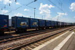 2 x 4-achsiger Flachwagen in Sonderbauart (Doppelwagen) bzw. ein 8-achsiger Containertragwagen, 31 81 4854 495-2 A-IF, der Gattung Sggrrs 80 ft, der österreichischen INNOFREIGHT hier als Wagon der Variante D02 - WoodTainer XXM mit sechs aufgesetzten WoodTainer XXM (2 x 3) mit einer Länge von je 13' (KV Profil C45) vermietet an die DB Cargo AG, am 01 Juli 2025 abgestellt im Zugverband in Dillingen/Saar.

Grundsätzlich besteht ein InnoWaggon aus zwei kurzgekuppelten Einzelwagen. Leichtbauweise und hohe Belastbarkeit differenzieren diese Waggons dabei klar von anderen und ermöglichen deutlich höhere Zuladung für den Transport von unterschiedlichsten Gütern. Der InnoWaggon vereint den Tragwagen und die auswechselbaren Behälter zu einem innovativen Konzept, das eine flexible Nutzung verspricht. Der Einsatz der Spezialbehälter wird dabei der jeweiligen Branche angepasst, da die Behälter je nach Anforderung wie spezifisches Schüttgewicht oder Entladestation eingesetzt werden.


TECHNISCHE DATEN des 2x40 ft InnoWaggon:
Gattung: Sggrrs
Gattungskennzahl: 4854
Hersteller: Tatravagonka Poprad (Slowakei), 
Spurweite: 1.435 mm (Normalspur)
Achsenanzahl: 8 pro Doppelwagen (in 4 Drehgestellen)
Länge über Puffer: 26.710 mm 
Breite: 2.878 mm
Drehzapfenabstand: 2 x 8.070 mm
Achsabstand in den Drehgestellen: 1.800 mm
Raddurchmesser: 920 mm (neu)
Länge Ladefläche: 2 x 12.370 mm (2 x 40 ft)
Höhe der Ladefläche über SOK: 1.155 mm
Eigengewicht: 42.300 kg
Max. Geschwindigkeit: 100 km/h (beladen) / 120 km/h (leer)
Max. Zuladung pro Doppelwagen: 137,7 t (ab Streckenklasse D 3)
Bremse: KE-GP-A (K)
Bremssohle: C 810
Kleinster befahrbarer Gleisbogen: R 75m
Intern. Verwendungsfähigkeit: TEN-GE

TECHNISCH DATEN eines WoodTainer XXM:
Länge: 13 ft / 3.962 mm
Höhe: 2.900 mm
Breite: 2.900 mm
Eigenwicht: 2.150 kg
Max. Zuladung: 33.850 kg
Max. Gesamtgewicht: 36.000 kg
Ladevolumen: 29 m³
KV Profil: C45

Jeder Container besteht aus fixen Seitenwänden und Stirnwänden und ist nach oben hin offen. Im beladenen Zustand können bis zu drei Container gestapelt werden.

Die Positionierung der WoodTainer XXM auf dem Tragwagen erfolgt unter Verwendung von vier Container-Pins je Container.