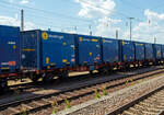 2 x 4-achsiger Flachwagen in Sonderbauart (Doppelwagen) bzw. ein 8-achsiger Containertragwagen, 31 81 4854 179-6 A-IF, der Gattung Sggrrs 80 ft, der österreichischen INNOFREIGHT hier als Wagon der Variante D02 - WoodTainer XXM mit sechs aufgesetzten WoodTainer XXM (2 x 3) mit einer Länge von je 13' (KV Profil C45) vermietet an die DB Cargo AG, am 01 Juli 2025 abgestellt im Zugverband in Dillingen/Saar.

Grundsätzlich besteht ein InnoWaggon aus zwei kurzgekuppelten Einzelwagen. Leichtbauweise und hohe Belastbarkeit differenzieren diese Waggons dabei klar von anderen und ermöglichen deutlich höhere Zuladung für den Transport von unterschiedlichsten Gütern. Der InnoWaggon vereint den Tragwagen und die auswechselbaren Behälter zu einem innovativen Konzept, das eine flexible Nutzung verspricht. Der Einsatz der Spezialbehälter wird dabei der jeweiligen Branche angepasst, da die Behälter je nach Anforderung wie spezifisches Schüttgewicht oder Entladestation eingesetzt werden.


TECHNISCHE DATEN des 2x40 ft InnoWaggon:
Gattung: Sggrrs
Gattungskennzahl: 4854
Hersteller: Tatravagonka Poprad (Slowakei), 
Spurweite: 1.435 mm (Normalspur)
Achsenanzahl: 8 pro Doppelwagen (in 4 Drehgestellen)
Länge über Puffer: 26.710 mm 
Breite: 2.878 mm
Drehzapfenabstand: 2 x 8.070 mm
Achsabstand in den Drehgestellen: 1.800 mm
Raddurchmesser: 920 mm (neu)
Länge Ladefläche: 2 x 12.370 mm (2 x 40 ft)
Höhe der Ladefläche über SOK: 1.155 mm
Eigengewicht: 42.300 kg
Max. Geschwindigkeit: 100 km/h (beladen) / 120 km/h (leer)
Max. Zuladung pro Doppelwagen: 137,7 t (ab Streckenklasse D 3)
Bremse: KE-GP-A (K)
Bremssohle: C 810
Kleinster befahrbarer Gleisbogen: R 75m
Intern. Verwendungsfähigkeit: TEN-GE

TECHNISCH DATEN eines WoodTainer XXM:
Länge: 13 ft / 3.962 mm
Höhe: 2.900 mm
Breite: 2.900 mm
Eigenwicht: 2.150 kg
Max. Zuladung: 33.850 kg
Max. Gesamtgewicht: 36.000 kg
Ladevolumen: 29 m³
KV Profil: C45

Jeder Container besteht aus fixen Seitenwänden und Stirnwänden und ist nach oben hin offen. Im beladenen Zustand können bis zu drei Container gestapelt werden.

Die Positionierung der WoodTainer XXM auf dem Tragwagen erfolgt unter Verwendung von vier Container-Pins je Container.