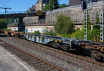 Leerer vierachsiger 60' Drehgestell-Containertragwagen für Großcontainer und Jumbo-Wechselbehälter, 33 87 4552 754-3 F-RCW, der Gattung Sgnss 60' (HP), der Rail Cargo Group (zu ÖBB), am 18 August 2025 im Zugverband bei einer Zugdurchfahrt im Bahnhof Kirchen/Sieg. 

Der Wagen gehörte zuvor der französischen Vermietungsfirma ERMEWA S.A.. Die Rail Cargo Group verstärkt wohl ihr Engagement im KV, hier im Zugverband konnte ich sehen das alle als RCW eingestellt waren, es waren teils ehemalige Wagen der ERMEWA, WASCOSA und VTG.  

Dies ist der am häufigsten verwendete “Allrounder”-Wagen für den kombinierten Verkehr. Dieser vierachsige intermodale Wagen des Typs Sgnss ist sowohl für ISO-Container 20, 30, 40 und 45′ als auch für Wechselbehälter geeignet. Der Wagen entspricht den neuesten geltenden europäischen Gesetzen, d. h. den TSI WAG, EN, UIC, und besitzt die TEN GE-Kennzeichnung für den Betrieb. Diese Wagen sind mit 28 klappbare Containerriegel mit Zapfen ausgerüstet. Sie besitzen zudem 2 klappbare Rangierergriffe UIC 535-2.

Gebaut wurde der Wagen vom slowakischen Güterwagenhersteller Tatravagónka in Poprad, Baujahr und Fabriknummer konnte ich nicht lesen.

TECHNISCHE DATEN:
Spurweite: 1.435 mm (Normalspur)
Anzahl der Achsen: 4 (in zwei Drehgestellen)
Länge über Puffer: 19.740 mm
Drehzapfenabstand: 14.200 mm
Achsabstand im Drehgestell: 1.800mm
Drehgestell Typ: Y25 Lssi(f)-D
Raddurchmesser: 920 mm (neu) / 840 mm (abgenutzt)
Max. Ladelänge: 18.500 mm (60´)
Höhe der Ladeebene über SOK: 1.155 mm
Höchstgeschwindigkeit: 100 km/h (beladen) / 120 km/h (leer)
Eigengewicht: 18.600 kg
Max. Zuladung bei Lastgrenze S: 71,4 t (ab Streckenklasse D)
Max. Zuladung bei Lastgrenze SS: 61,4 t (ab Streckenklasse C)
Max. Geschwindigkeit: 100 km/h (Lastgrenze SS oder leer 120 km/h)
Kleinster bef. Gleisbogenradius: R = 75 m
Bauart der Bremse: KE-GP-A (K) – 72 t
Bremssohle: Jurid 816M
Handbremse: Ja
Intern. Verwendungsfähigkeit: TEN-GE / G1