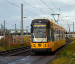 Niederflurgelenktriebwagen 2621 der Dresdner Verkehrsbetriebe AG (DVB) fährt am 07.12.2022 als Linie 10 vom Hauptbahnhof Dresden (Wiener Platz) weiter in Richtung Messe Dresden.