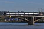 Tram aus Richtung Lüttich Expo überquert den Pont Atlas über der Maas in Lüttich. 02.10.2025