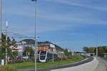 Eine Tramlinie 3 Endhaltestellen. An der Haltestelle Pont Atlas, trennt sich die Tramlinie, die linke Tram fährt in Richtung Endhaltestelle Coronmeuse, bedient hier noch die Haltestelle Parc Reine Astrid, die Tram die von der Brücke kommt, hat vor kurzem die Endhaltestelle Lüttich Expo verlassen, danach noch die Haltestelle Droixhe bedient, ab hier sind beide Linien bis zur Haltestelle Standard vereint. 02.10.2025