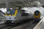 E-Lok 1812 ist mit ihrem Zug in den Bahnhof von Lttich eingefahren, daneben steht ein M7 Triebzug. 10.07.2025