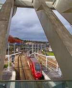 Der Eurostar PBKA 4302, ex Thalys PBKA, verlässt am 21 Oktober 2025 den Bahnhof Liège-Guillemins (Lüttich). Er fährt als Eurostar EST 9450 die Verbindung Köln Hbf – Aachen Hbf - Liége-Guillemins - Bruxelles Midi (Brüssel Süd) - Paris Gare du Nord.

Interessant ist die Tatsache das er hier in Belgien sowie in Frankreich unter 25 kV 50 Hz AC (Wechselstrom) seine volle Leistung von 8.800 kW entfalten kann, kann er dann ab Ans (kurz hinter Liége) mit Beginn der HSL 2 mit 300 km/h fahren. In Deutschland unter 15 kV 16 2/3 Hz AC (Wechselstrom) hat er mit 4.460 kW etwas mehr als halbe Leistung, so wäre es selbst wenn auf einer entsprechenden Strecke fahren könnte ein Erreichen der Höchstgeschwindigkeit schwierig. 
