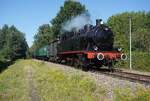Am 4 Juli 2026 treft CFV3V 8098  Andr�  Chapelon  mit ein Dampfpendelzug aus Baasrode Noord in Puurs ein und wird vom offenbarer Stelle fotografiert.