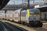 NMBS 1917 schiebt am 10 juni 2015 ein IC nach Kortrijk aus Bruxelles-Midi aus.