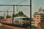 NMBS 2508 hällt am 15 Mai 2002 mit ein Spitzverkehrszug in Antwerpen-Dam.