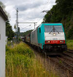 Die an die LINEAS Group NV/SA vermietete E 186 209 (91 88 7186 209-3 B-ATLU) der Alpha Trains Belgium NV/SA, ex Cobra 2817, fährt am 01 Juli 2024 mit einem langen gemischten Güterzug durch ScheuerfeldSieg in Richtung Köln.

Die Bombardier TRAXX F140 MS wurde 2008 von Bombardier in Kassel unter der Fabriknummer 34395 gebaut und an die ATC - Angel Trains Cargo NV/SA (Antwerpen) ausgeliefert. Die Multisystemlokomotive hat die Zulassungen bzw. besitzt die Länderpakete für Deutschland, Österreich, Belgien und die Niederland (D/A/B/NL).

Lebenslauf und Bezeichnungen der Lok:
• Von 2008 bis 2010 NMBS /SNCB - Nationale Maatschappij der Belgische Spoorwegen / Société Nationale des Chemins de Fer Belges / Nationale Gesellschaft der Belgischen Eisenbahnen als 2817 (91 88 7186 209-3 B-B) bzw. Cobra 2817, später B Logistics NV/SA, ab LINEAS Group NV/SA.
• Von 2018 bis 2020 fuhr sie als E 186 209 (91 88 7186 209-3 B-XRAIL) für die Crossrail Benelux N.V.
• Seit Februar 2021 fährt sie nun wieder für die LINEAS Group


Die Traxx F140 MS gehört zur dritten Traxx-Generation, in Deutschland wird sie als Baureihe 186 bezeichnet. Es handelt sich dabei grob betrachtet um eine Weiterentwicklung der Traxx F140 MS2, also eine Viersystemlok für Wechsel- und Gleichstromsysteme mit 5.600 kW Nennleistung, die Drehgestelle und Antriebe wurden nochmals verbessert, so dass mit dem Tatzlagerantrieb erstmals eine reguläre Höchstgeschwindigkeit von 160 km/h erreicht werden kann. Auch die BR 186 ist mit verschiedenen Länderpaketen erhältlich.

Geht man nach der Herstellerbezeichnung, handelt es sich bei der BR 186 um eine Güterzuglok, jedoch ist sie dank ihrer nachträglich für genehmigte Höchstgeschwindigkeit von 160 km/h auch für Einsätze im Personenverkehr geeignet. Trotz der Geschwindigkeitserhöhung hat die Baureihe die  140  in der Bezeichnung Traxx F140 behalten. In Polen und Österreich darf weiterhin nur bis zu 140 km/h schnell gefahren werden, diese Lok darf in auch nur 140 km/h fahren.

TECHNISCHE DATEN:
Spurweite: 1.435 mm (Normalspur)
Umgrenzungsprofil: UIC 505-1
Achsanordnung: Bo’Bo’
Länge über Puffer: 18.900 mm
Max. Breite des Lokkastens: 2.977 mm
Höhe über Stromabnehmer: 4.283 mm
Drehzapfenabstand: 10.440 mm
Achsabstand im Drehgestell: 2.600 mm
Dienstgewicht: ca. 86 t (abhängig von Länderpaketen)
Radsatzlast :21.5 t
Antriebssystem: Tatzlagerantrieb
Anzahl Fahrmotoren: 4
Max. Leistung: 5.600 kW
Max. Anfahrzugkraft: 300 kN
zul. Höchstgeschwindigkeit in D und A: 140 km/h
zul. Höchstgeschwindigkeit in B und NL: 160 km/h
Netzspannungen: 25 kV AC 50 Hz, 15 kV AC 16,7 Hz, 3 kV und 1,5 kV DC