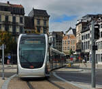 Tram CAF URBOS 5106, nahe der Haltestelle la Batte in Lttich.