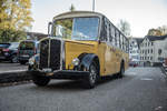 Ein frheres Saurer Postauto von Oldietours Zrisee wartet auf die Fahrgste am 15.10.16 in Rti.