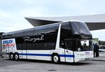 Neoplan Skyliner von der Ehrlich Touristik aus der BRD in Krems gesehen.