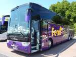 Van Hool TX17 von Fenn Holidays aus England im Stadthafen Sassnitz.