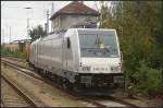 akiem E186 184-8 und die Schwesterlok E186 186-3 werden auf das Gel�nde von Bombardier gezogen (NVR-Nummer: 91 80 6186 184-8 D-VC, gesehen Hennigsdorf b.