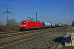 Einen modellbahntauglichen Zug mit nur 8 Kesselwagen hatte 185 170 am 10.03.25 zu bef�rdern, hier bei der Durchfahrt in Saarmund.