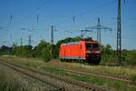 Weniger als eine Stunde nachdem die Lok mit einem DHL-Zug in Richtung Osten gefahren ist, kam 185 134 solo wieder zur�ck durch Saarmund. Gut m�glich, dass die Lok zum Rangierbahnhof Seddin fuhr.