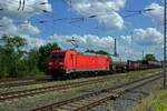 Einen bunt gemischten G�terzug hatte 185 266 am Haken, als die Lok durch den Bahnhof Saarmund rollte.