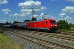 Zeitweise war am 19.07.25 die Zugdichte so hoch, dass auch im Gegengleis gefahren wurde. Wenige Minuten nach dem letzten Zug rollten zahlreiche Kesselwagen hinter 185 240 durch Saarmund.