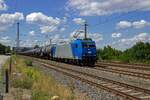 Nachdem �berwiegend DB Cargo-Z�ge unterwegs waren, zeigte sich f�r etwas Abwechslung noch 185 524 der ITL, die eine lange Schlange Kesselwagen zu bef�rdern hatte.