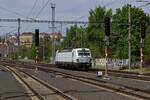 Die ČD setzt zahlreiche gemietete Vectron-Lokomotiven ein, die teilweise komplett in wei ohne ersichtliche Logos unterwegs sind. 193 574 ist eine dieser Lokomotiven, die hier als Leerfahrt durch Vršovice fhrt.