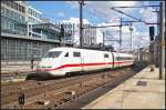  Vorsicht an Gleis 4, ein Zug fährt durch . Bahnalltag am 07.04.2013 in Berlin Friedrichstraße. DB Fernverkehr 401 003 fährt gleich durch den Bahnhof.