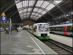 EB VT 326 mit zwei weiteren RS1 stand als RB 80855 nach Saalfeld (Saale) am recht leerem Bahnsteig im Leipziger Hauptbahnhof, 20.03.2023 (95 80 0650 265-1 D-EB,  Elster Saale Bahn , Erfurter Bahn GmbH)
