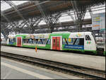 VT 314 der Erfurter Bahn stand mit Teilwerbung  Leipzig entdecken  am 20.03.2023 im Leipziger Hauptbahnhof. Natürlich musste versucht werden den Triebwagen auf den Chip zu bannen, immerhin trägt er Werbung der Heimatstadt. Leider ist ein Pfosten davor (95 80 0650 253-7 D-EB)

